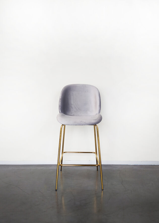 Evolution-hasselt-interieurwinkel-design-meubelen-krukken-scandinavisch-elliot-chair-velvet-vooraanzicht