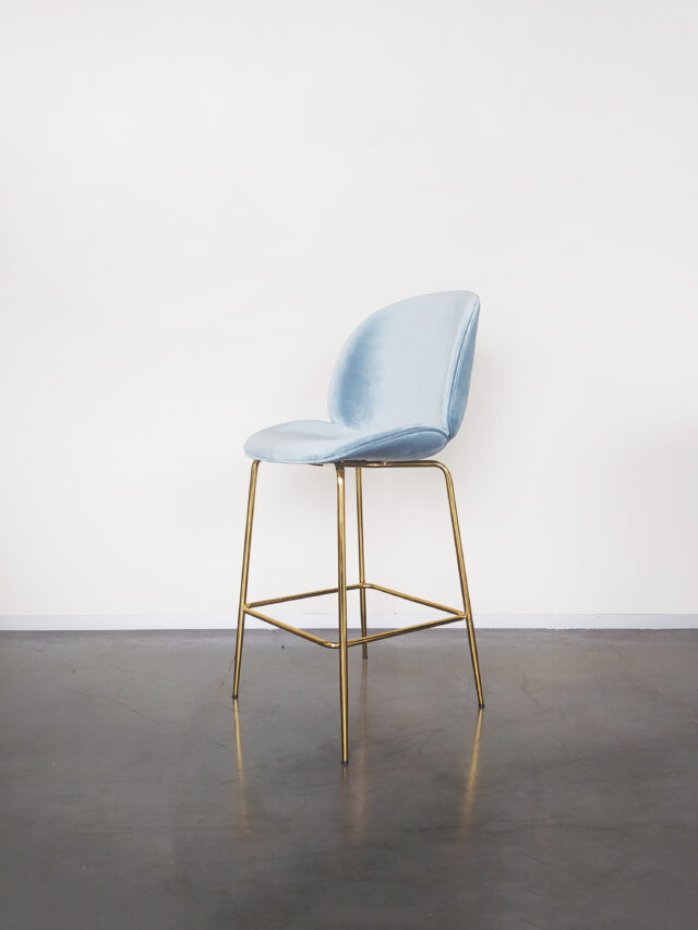 Evolution-hasselt-interieurwinkel-design-meubelen-krukken-scandinavisch-elliot-chair-velvet-blauw