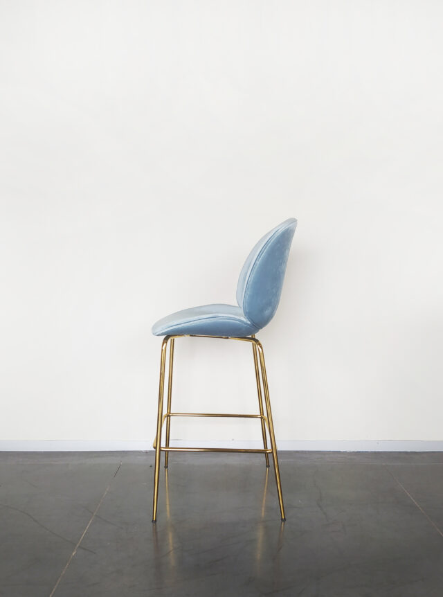 Evolution-hasselt-interieurwinkel-design-meubelen-krukken-scandinavisch-elliot-chair-velvet-blauw