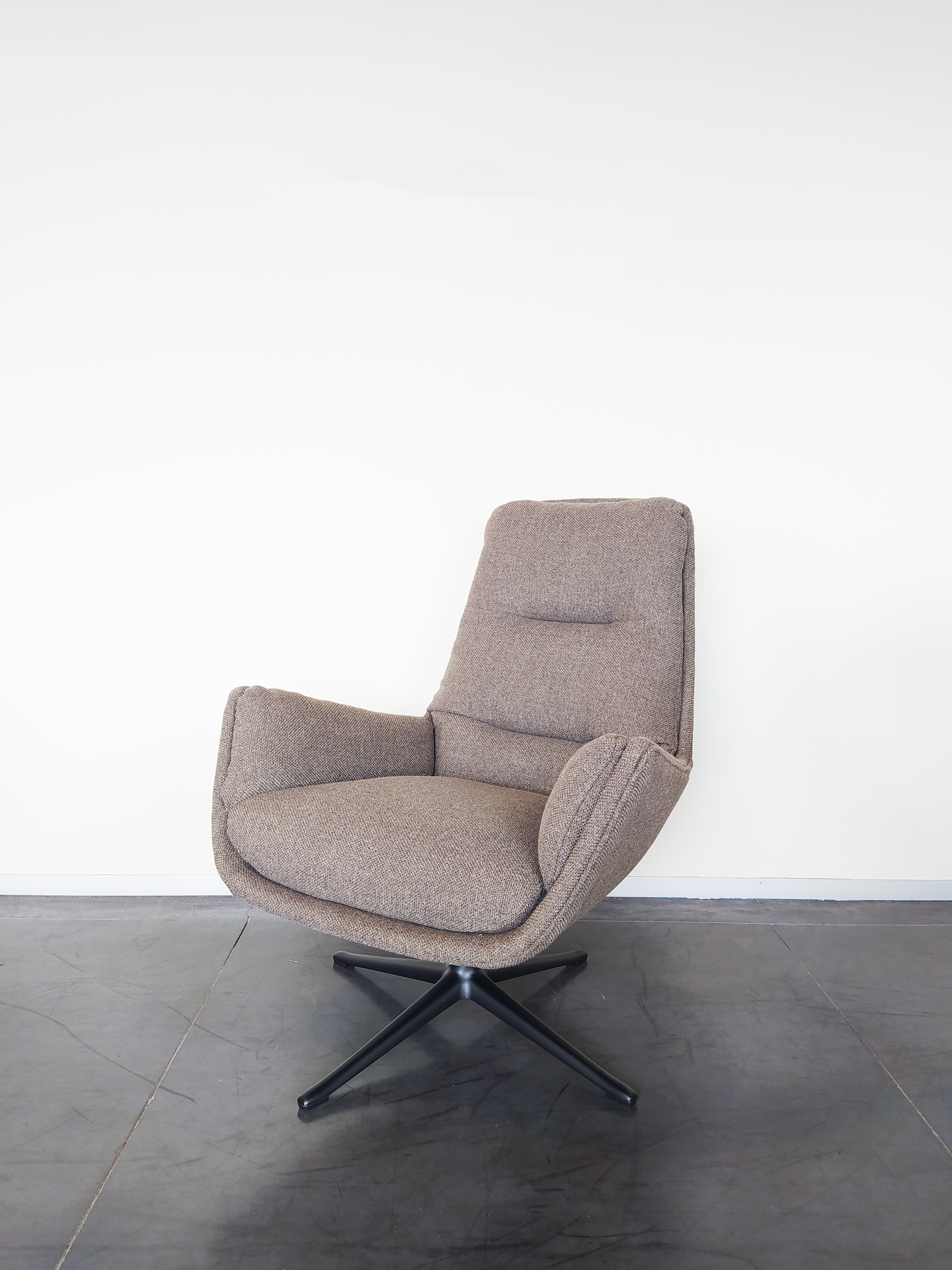 Evolution-hasselt-interieurwinkel-meubelen-design-stof-fauteuil-otto