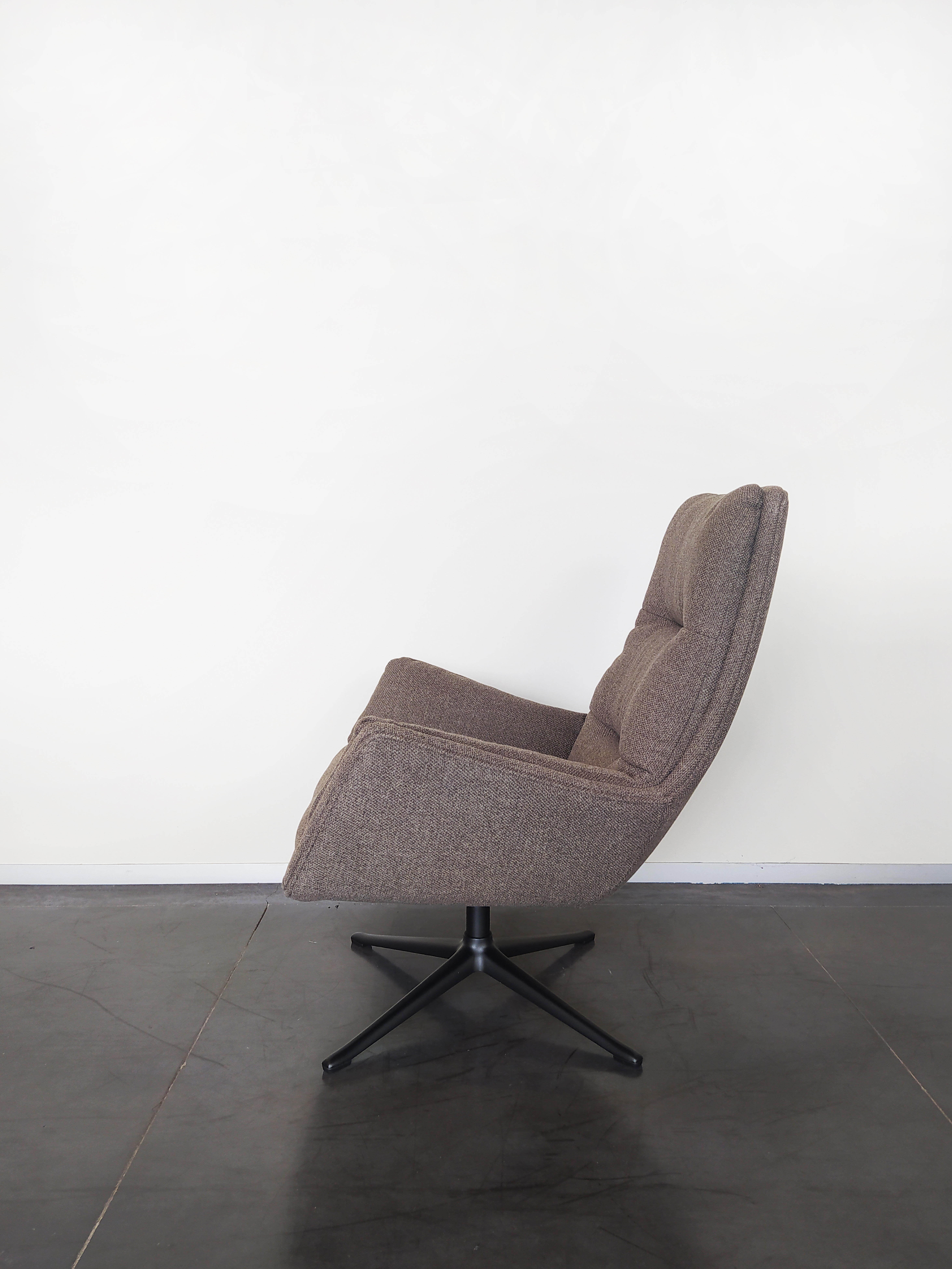 Evolution-hasselt-interieurwinkel-meubelen-design-stof-fauteuil-otto-zijaanzicht