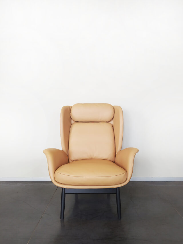 Evolution-hasselt-interieurwinkel-meubelen-design-fauteuils-jane-fauteuil-leder-vooraanzicht