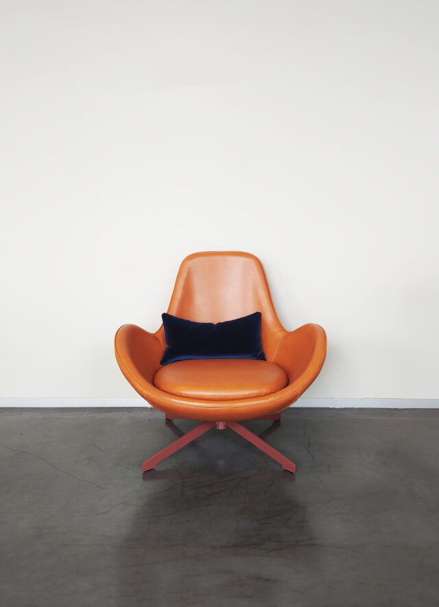 Evolution-hasselt-interieurwinkel-meubelen-design-leder-fauteuil-otto-vooraanzicht