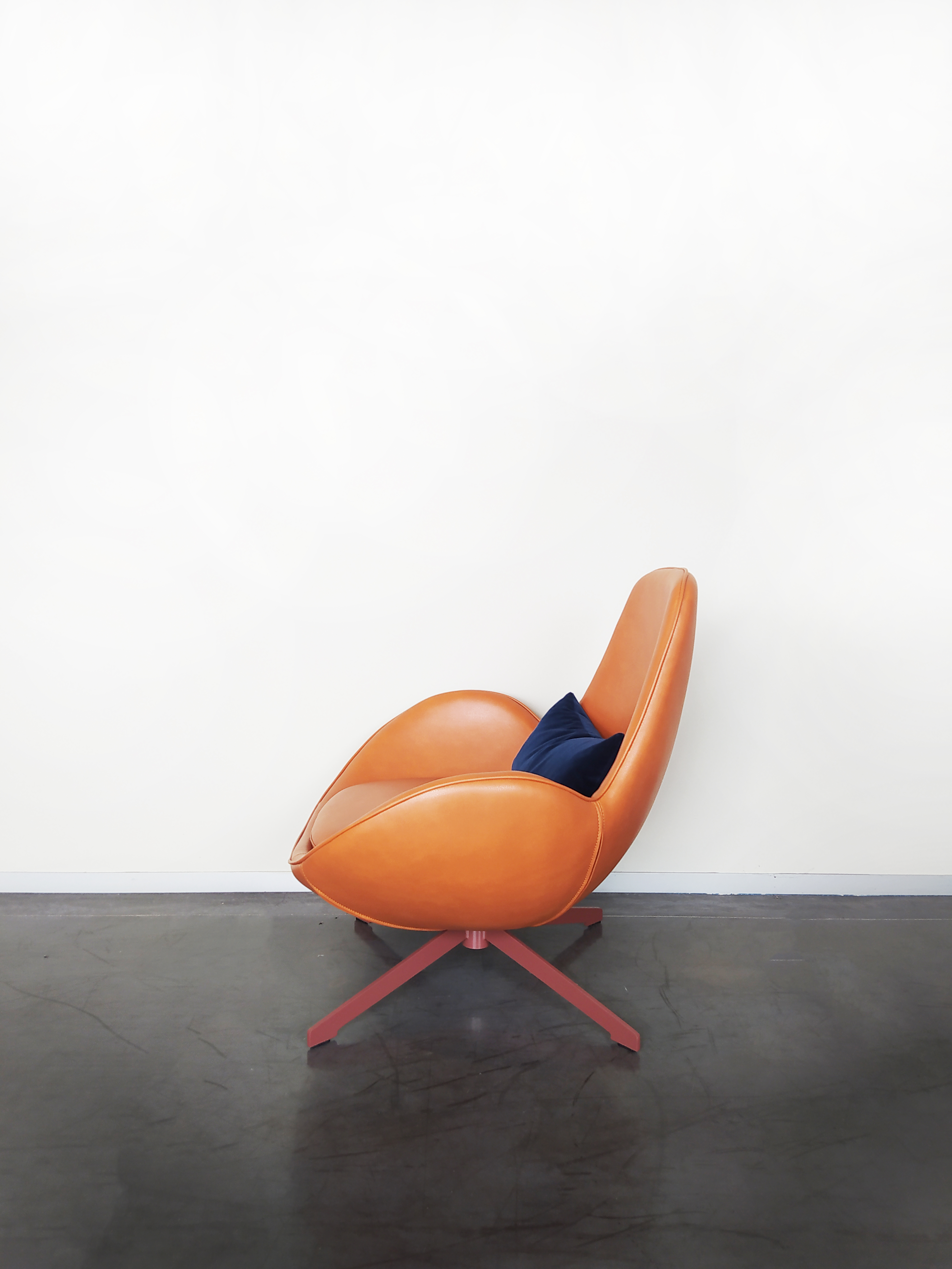 Evolution-hasselt-interieurwinkel-meubelen-design-leder-fauteuil-otto-zijaanzicht