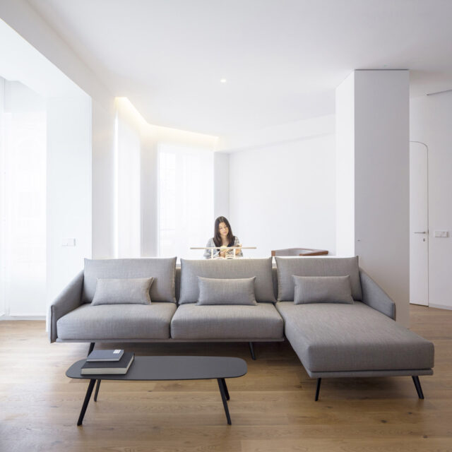 Evolution design -Design meubels-interieurwinkel-design winkel - grijs-stof- chaise lounge- woonkamer - living -sofa -zetel