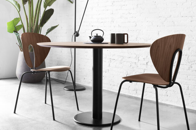 Evolution design -Design meubels-interieurwinkel-design winkel - mier stoel - donker hout- woonkamer - living