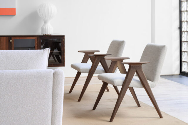 Evolution design -Design meubels-interieurwinkel-design winkel - woonkamer - living - houten poten - grijs - stof - fauteuil