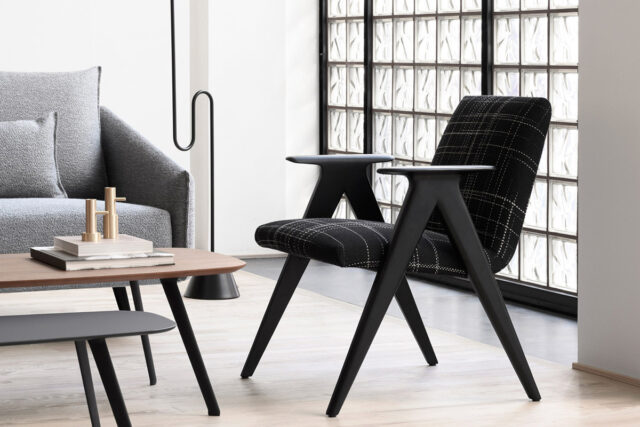 Evolution design -Design meubels-interieurwinkel-design winkel - woonkamer - living - zwarten poten - stof - zwart -fauteuil