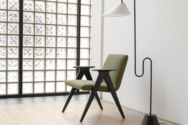 Evolution design -Design meubels-interieurwinkel-design winkel - woonkamer - living - zwarte poten - groen - stof - fauteuil