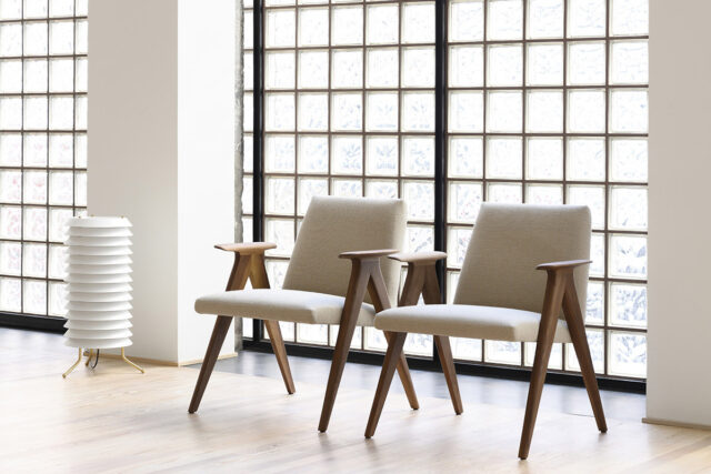 Evolution design -Design meubels-interieurwinkel-design winkel - woonkamer - living - houten poten - beige - stof - fauteuil