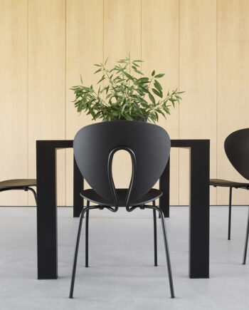 Evolution design -Design meubels-interieurwinkel-design winkel - mier stoel - zwart- woonkamer - living